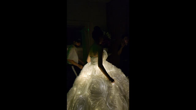 Hòa Minzy mặc váy phát sáng tại sự kiện, tự tin khoe giọng hát mộc - Ảnh 4